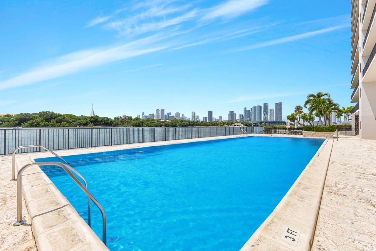 1000 Venetian Way 810
