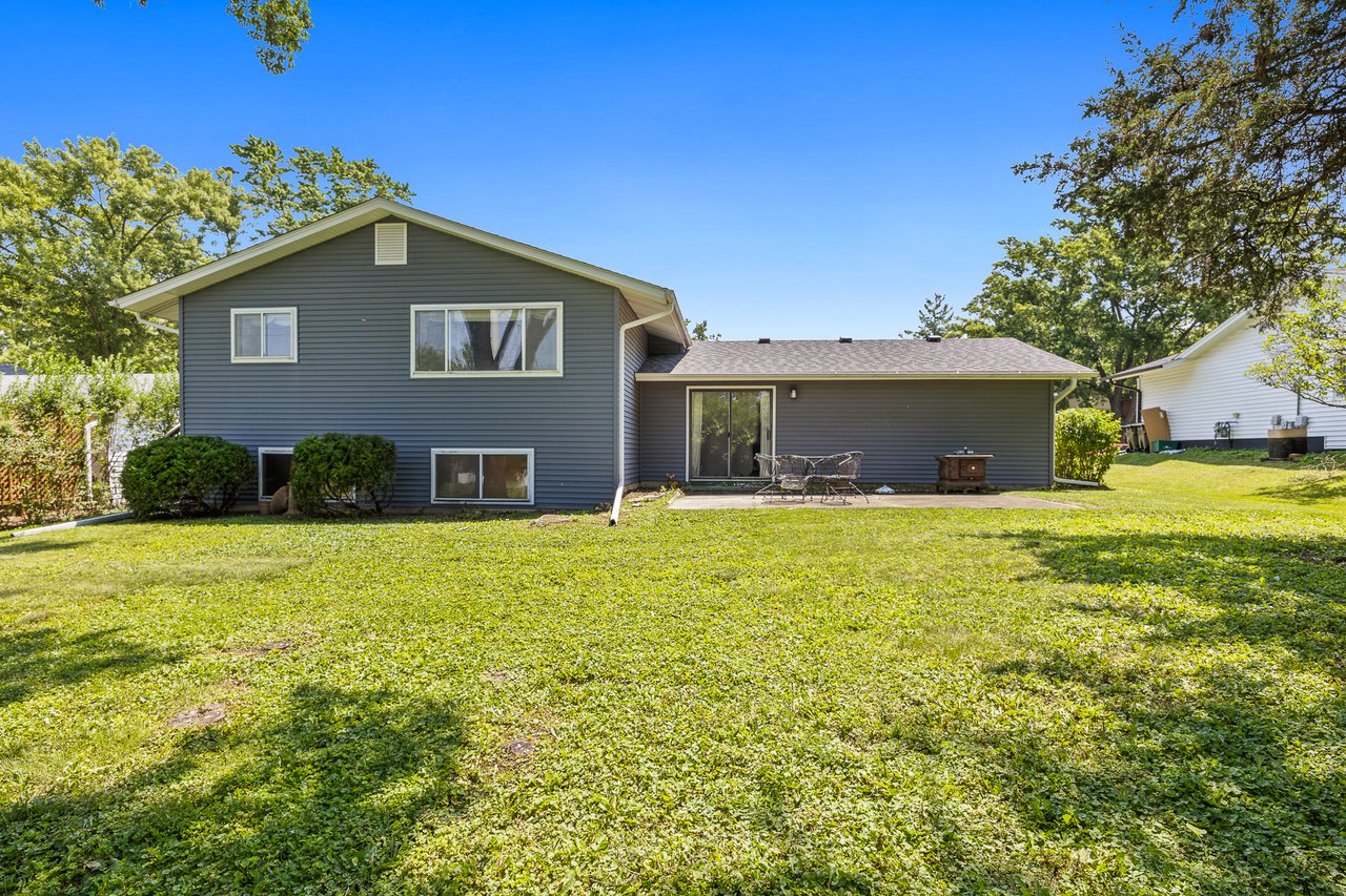 6308 MacArthur Dr, Woodridge