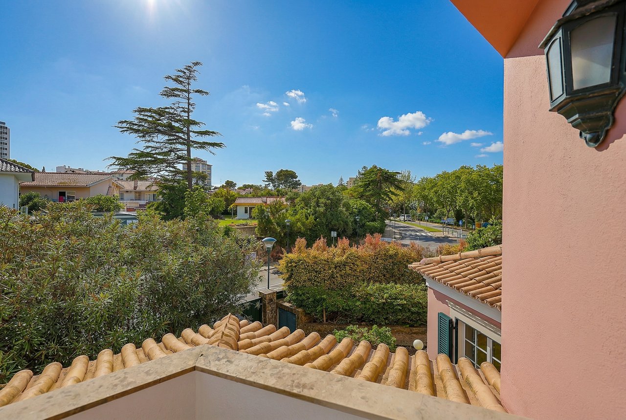 Spacious 8+2-Bedroom Villa with Pool for Rent in Cascais