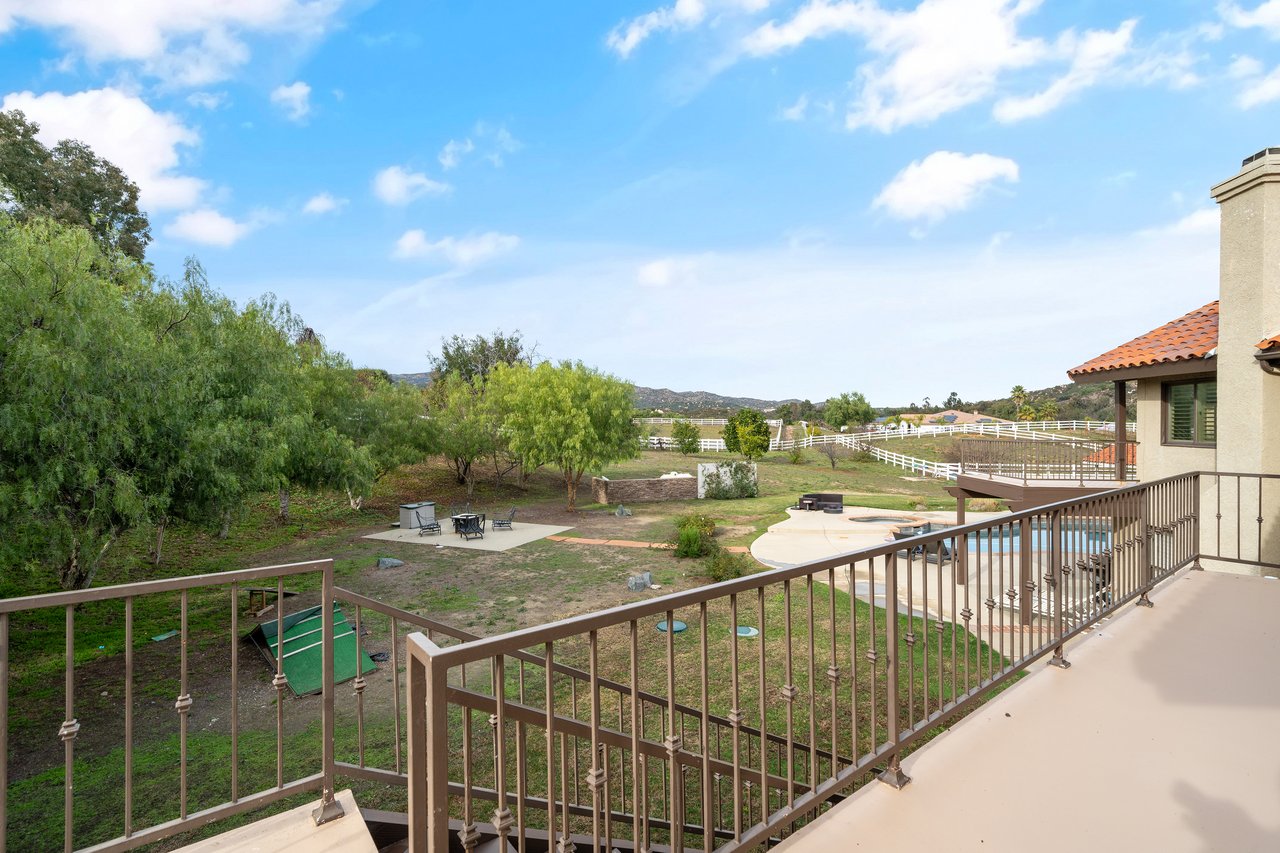 38405 Avenida La Cresta