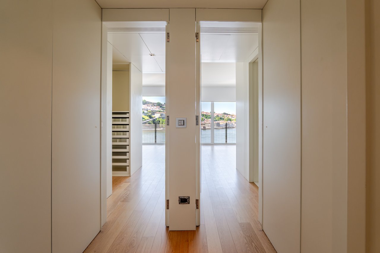 Sophisticated Three-Bedroom Apartment in Porto