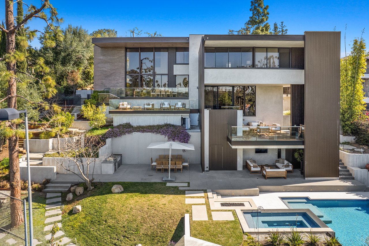  A Beverly Hills Architectural Masterpiece – Where Modern Luxury Meets Timeless Elegance