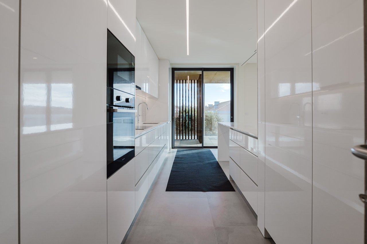 Luxurious 4-Bedroom Sea-View Apartment with Expansive Terrace and Parking in Vila Nova de Gaia