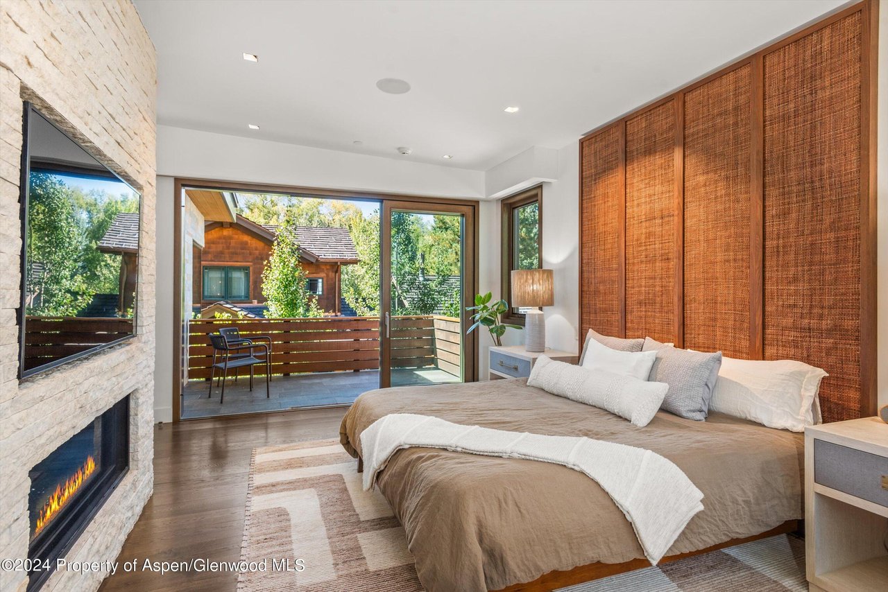 700 W Smuggler Street