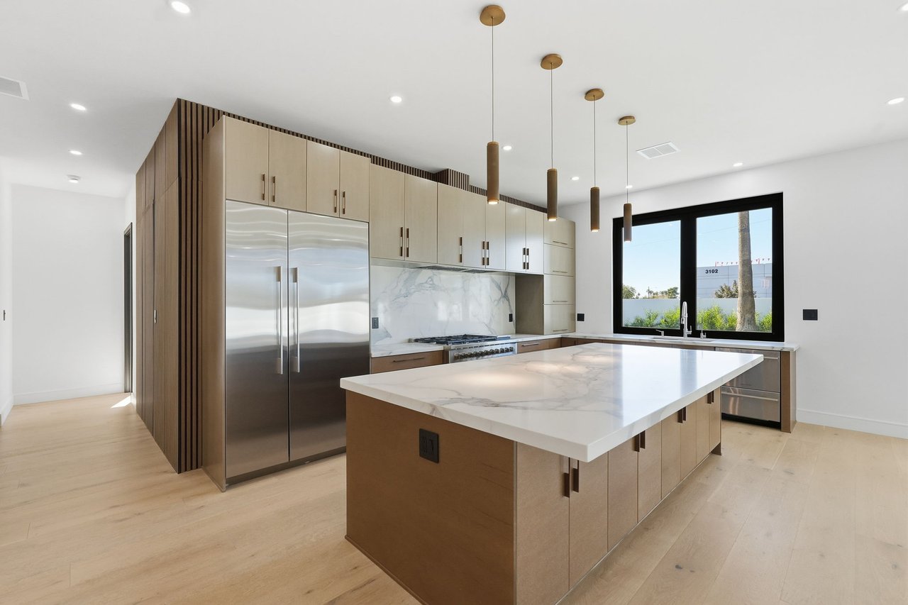 3106 N VALENCIA Lane