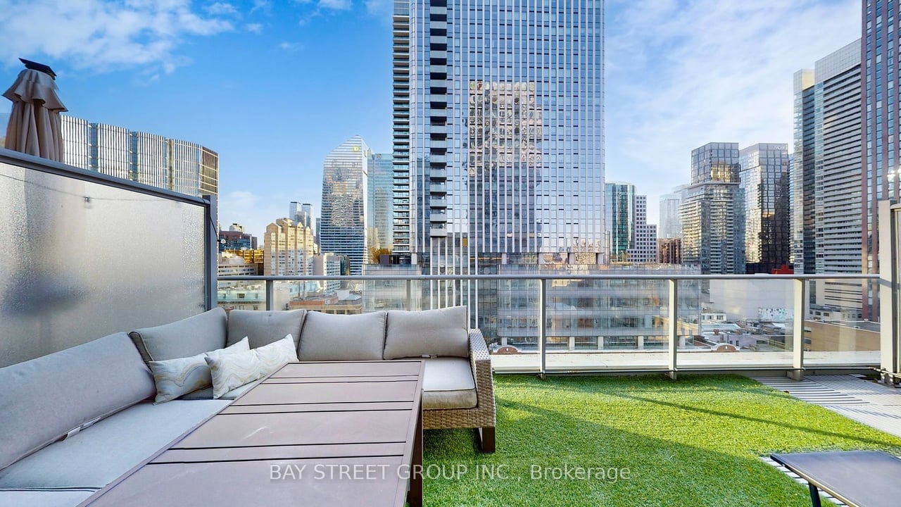STUNNING SUNNY PENTHOUSE