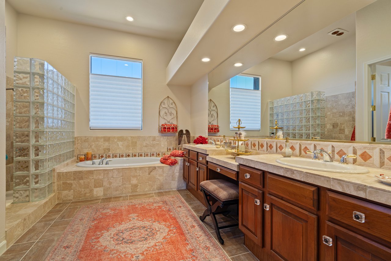 9812 E ROADRUNNER Drive