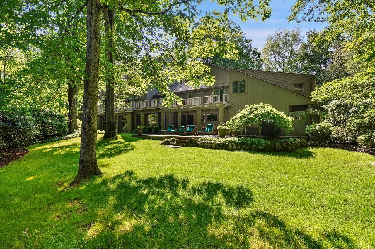 17 Eastwoods Road