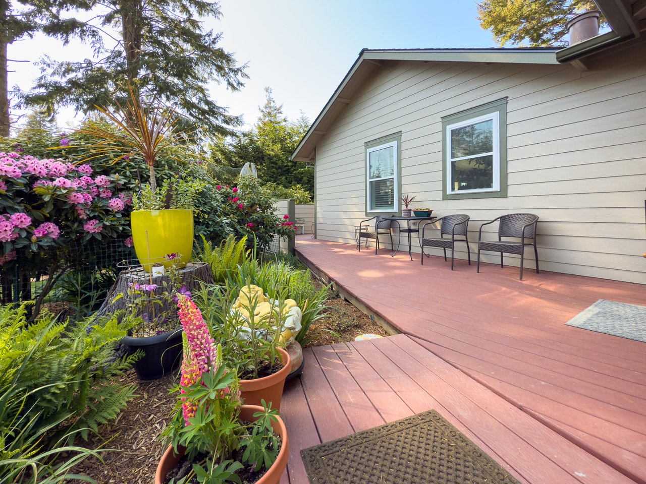 GORGEOUS 3 BEDROOOM HOME + GUEST SUITE IN GREAT EAST BANDON NEIGHBORHOOD!