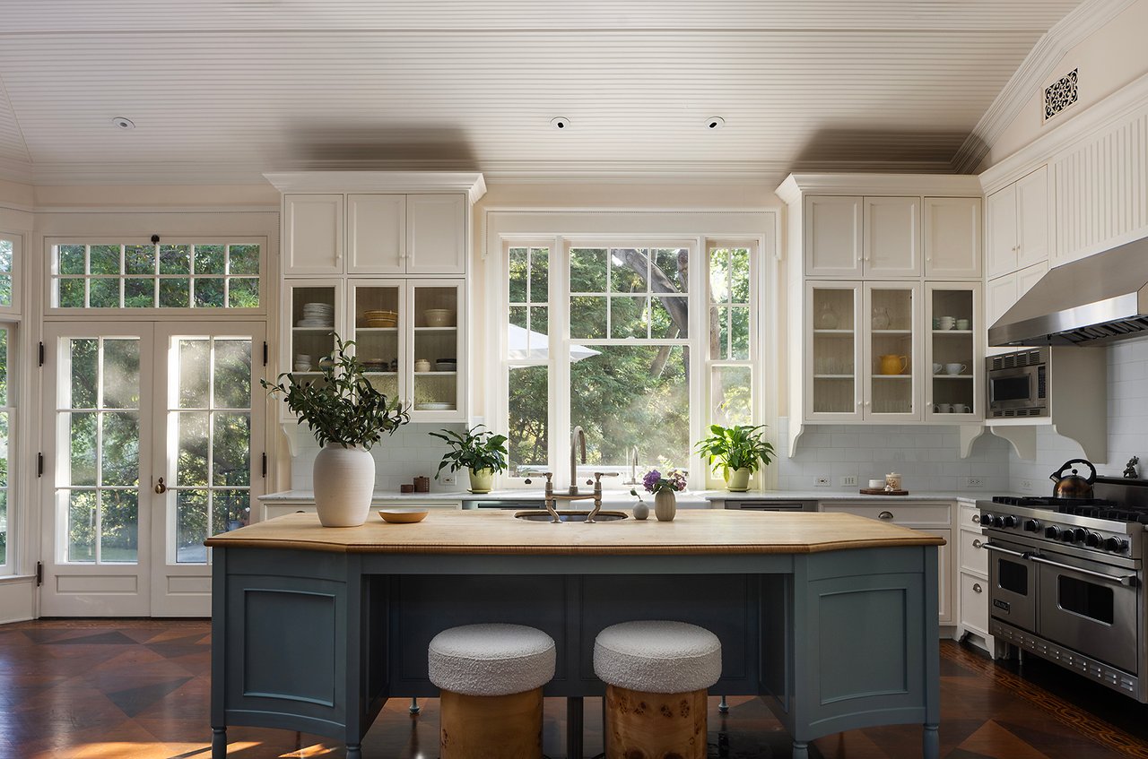 2041 Mandeville Canyon Rd