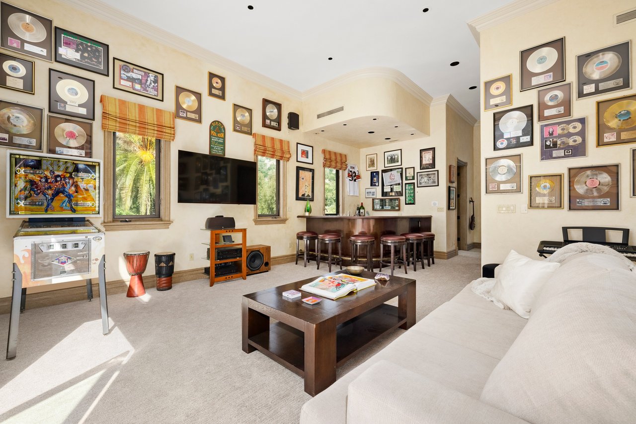 2719 Benedict Canyon Drive