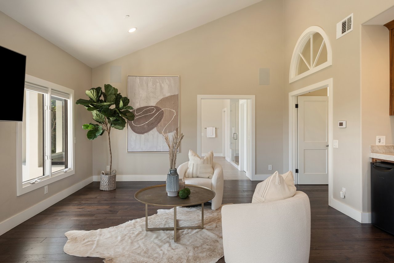 1805 Holly Tree Lane