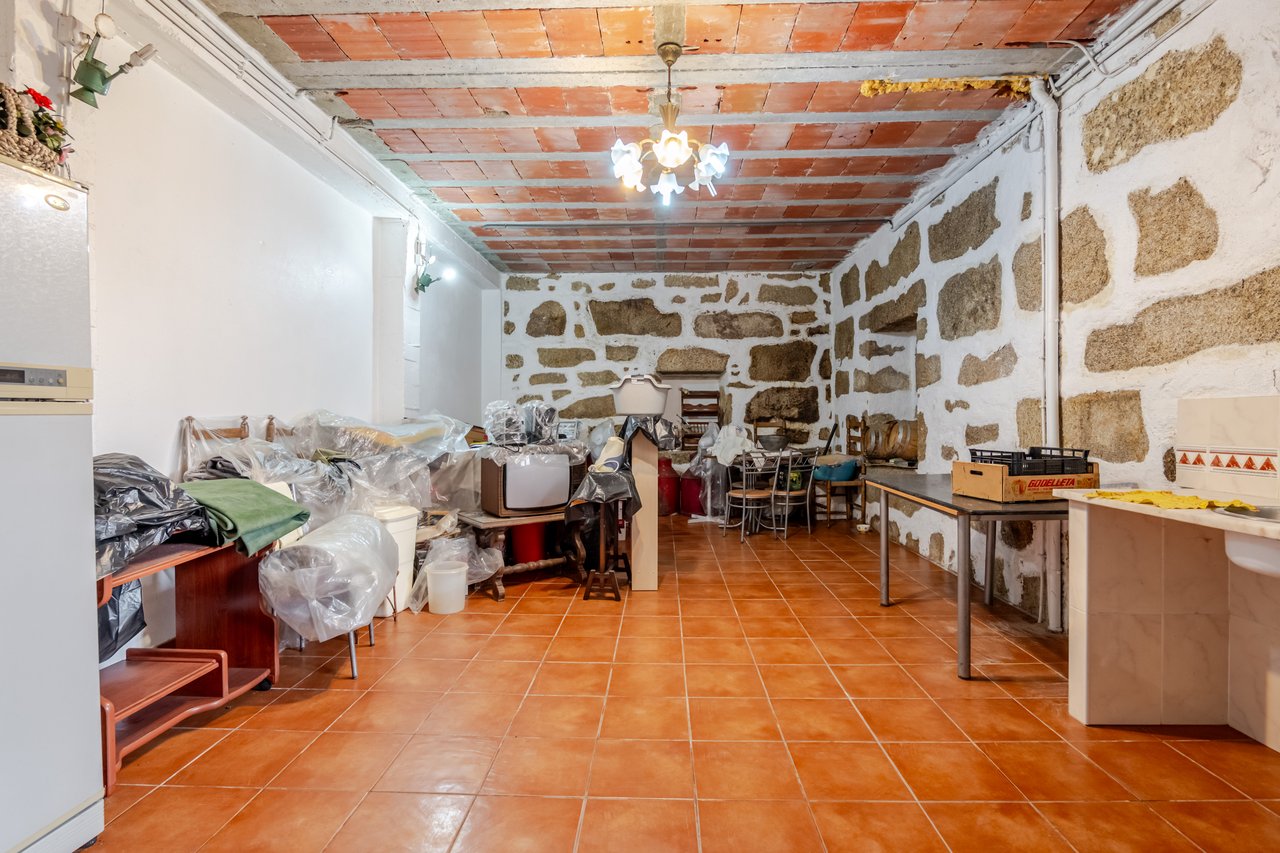 Rustic Four-Bedroom House with Private Land in Folhadela, Vila Real