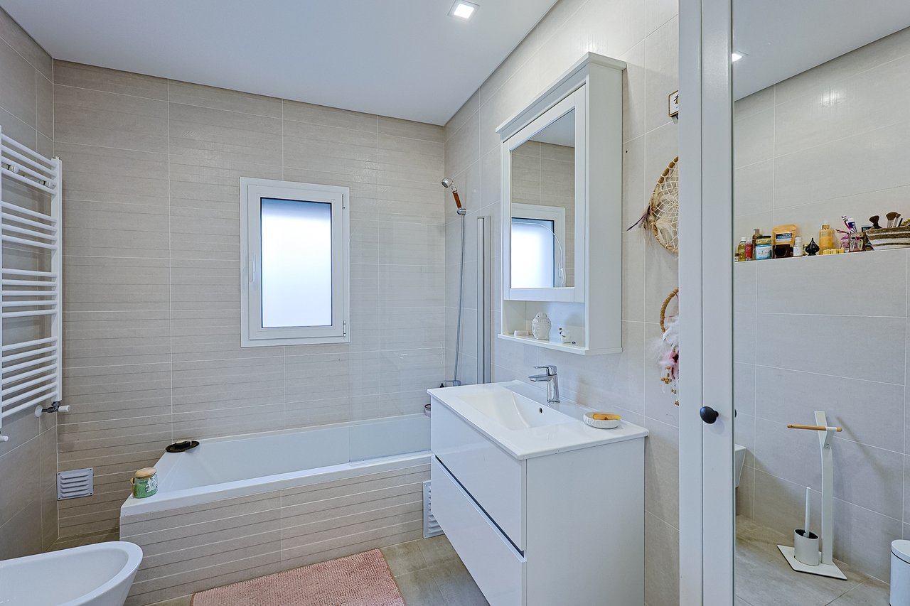 Modern 2-Bed, 2-Bath Apartment in Central Marinha Grande – Near Nazaré