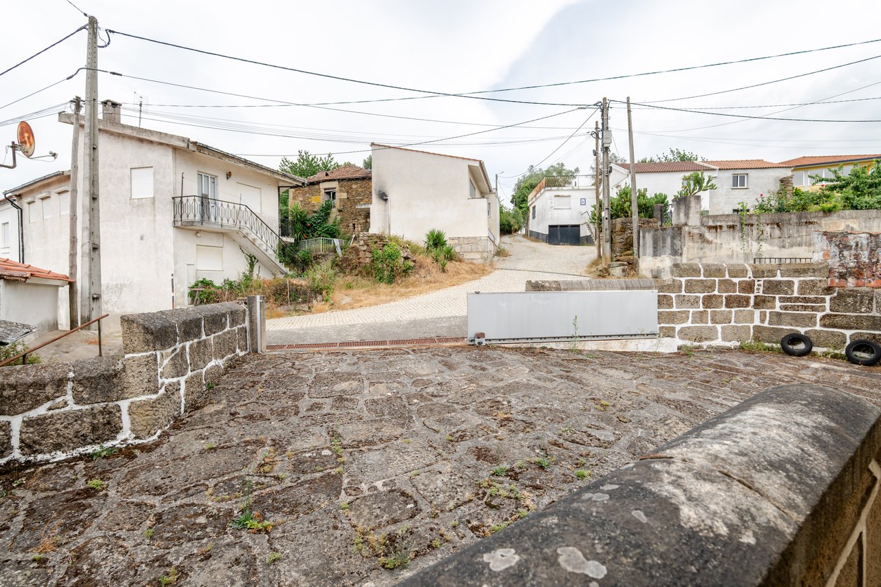 Rustic Four-Bedroom House with Private Land in Folhadela, Vila Real