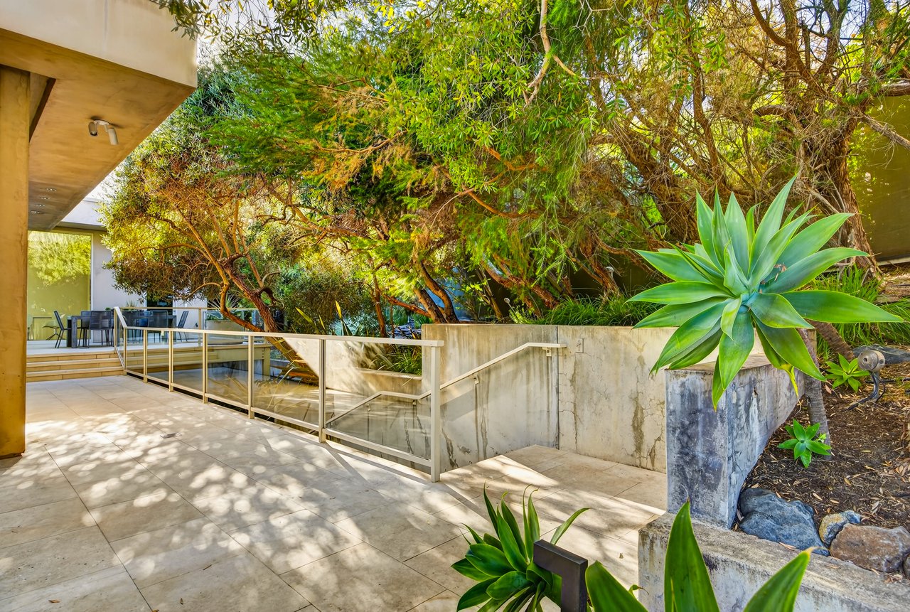 Dramatic Contemporary Architecture and Golden Gate Bridge Views