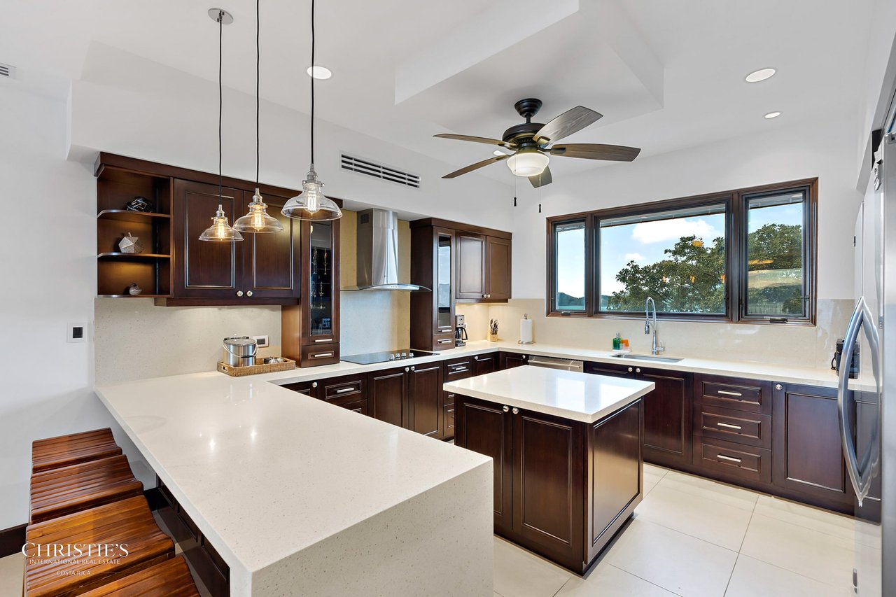 360 - 307 Splendor Condo