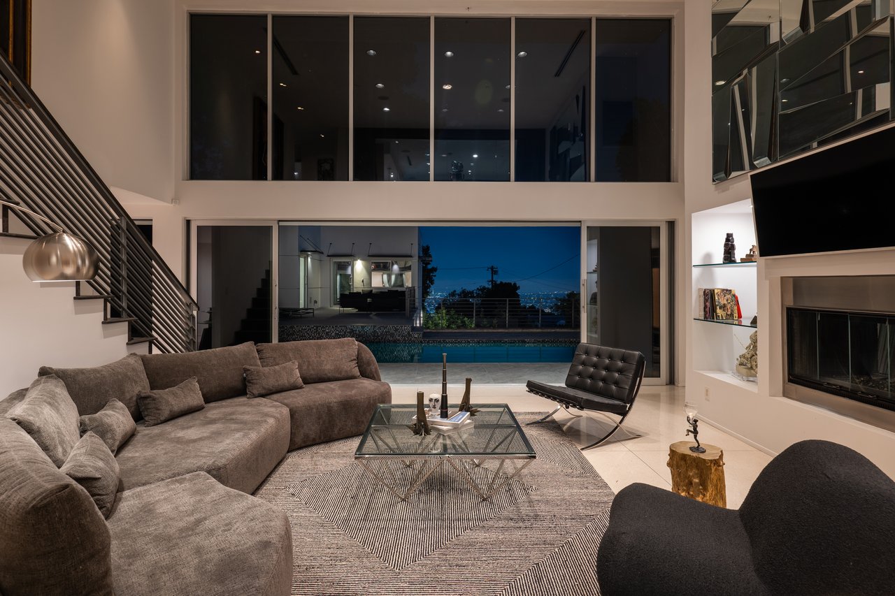 1545 Sunset Plaza Dr