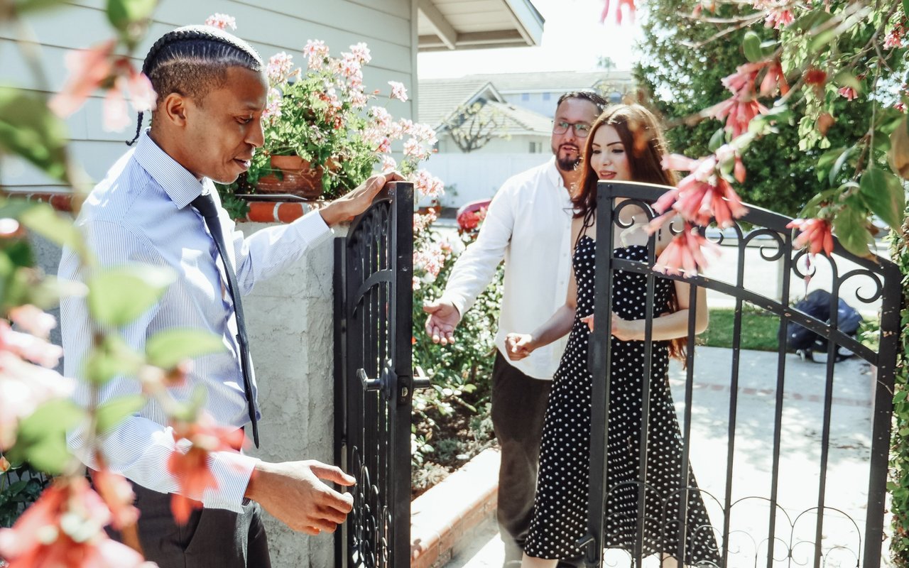 7 Clever Questions to Ask the Neighbors Before Buying A Home