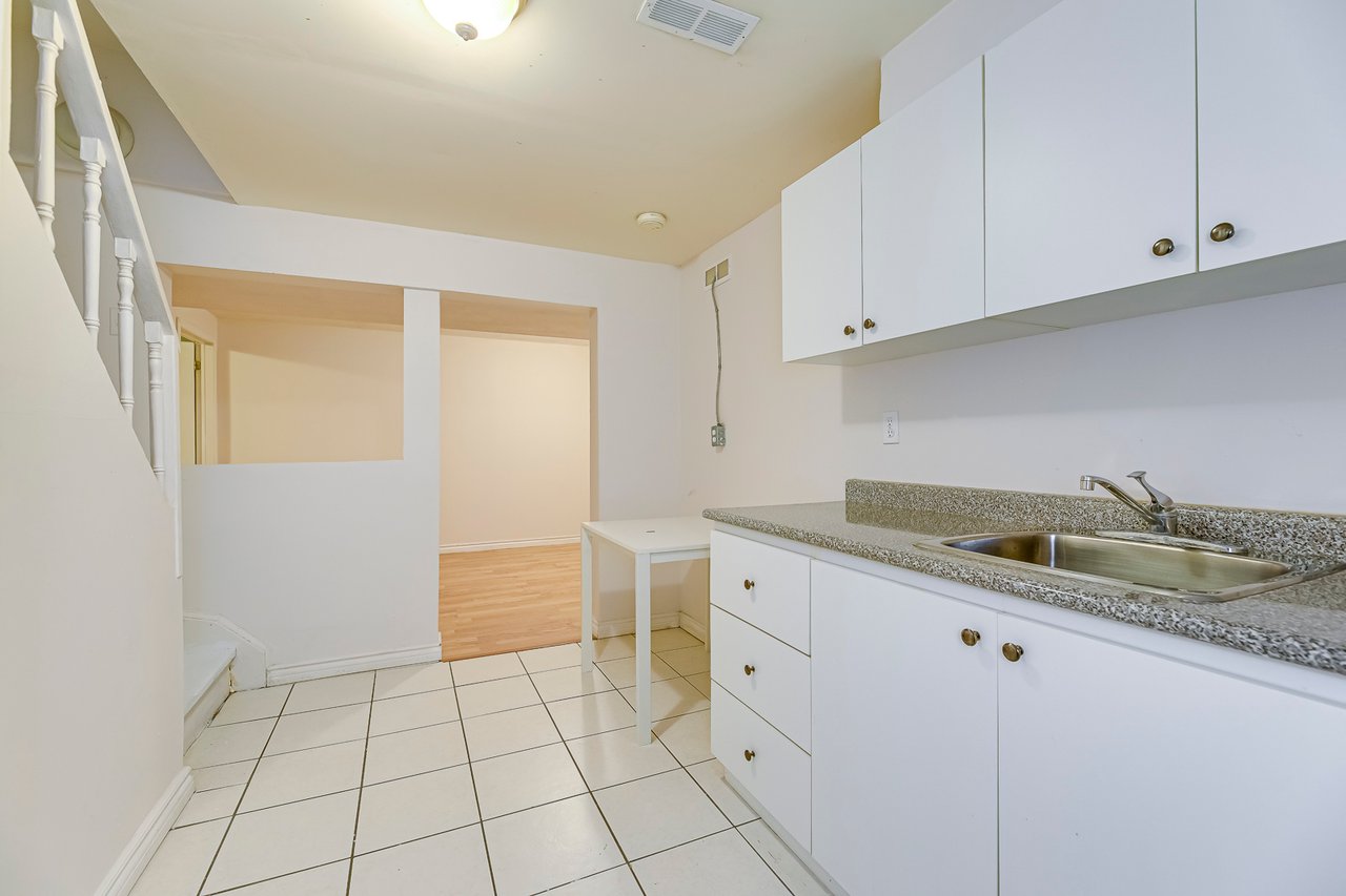 3042 Patrick Cres