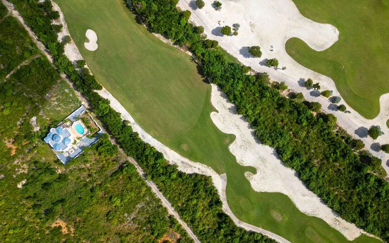 Resort Edge Villa / Les Sotto Voce