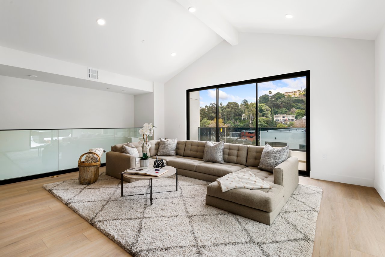 Aurelia Terrace, Regal Pl, 90068