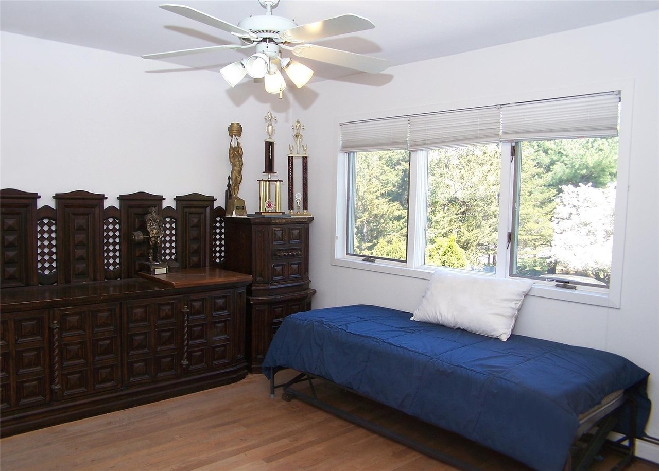 220 Bellport Ave