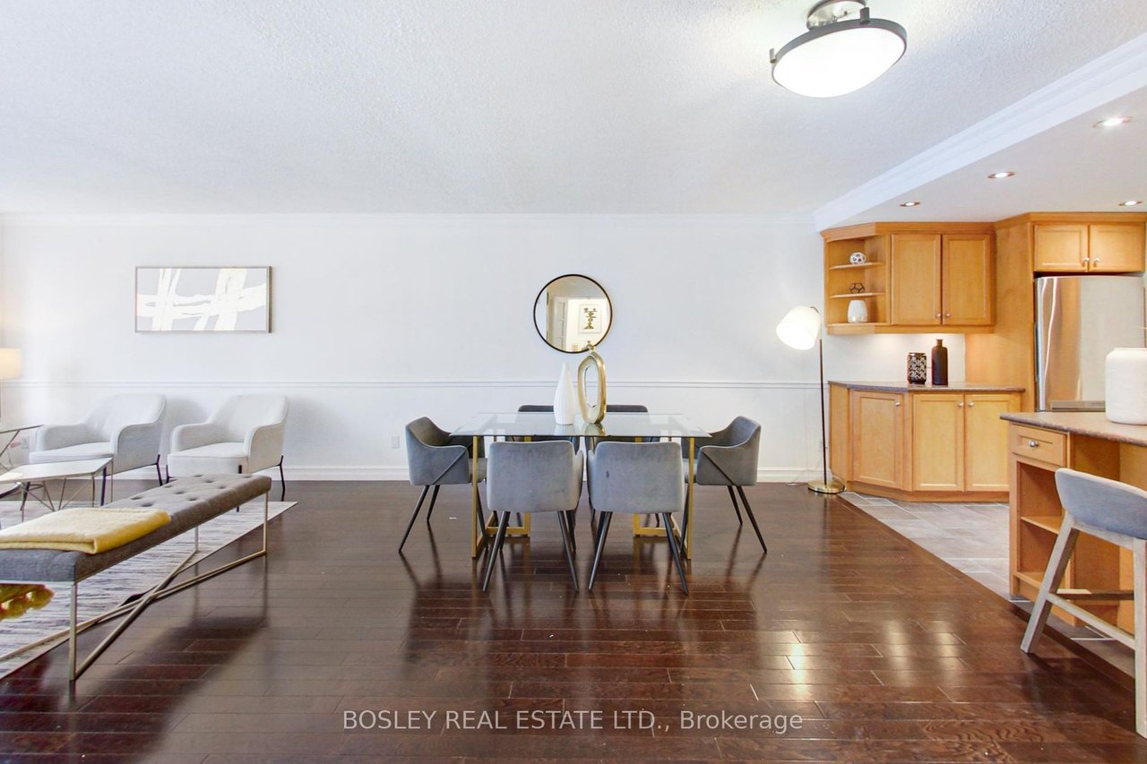633 Bay St 2005