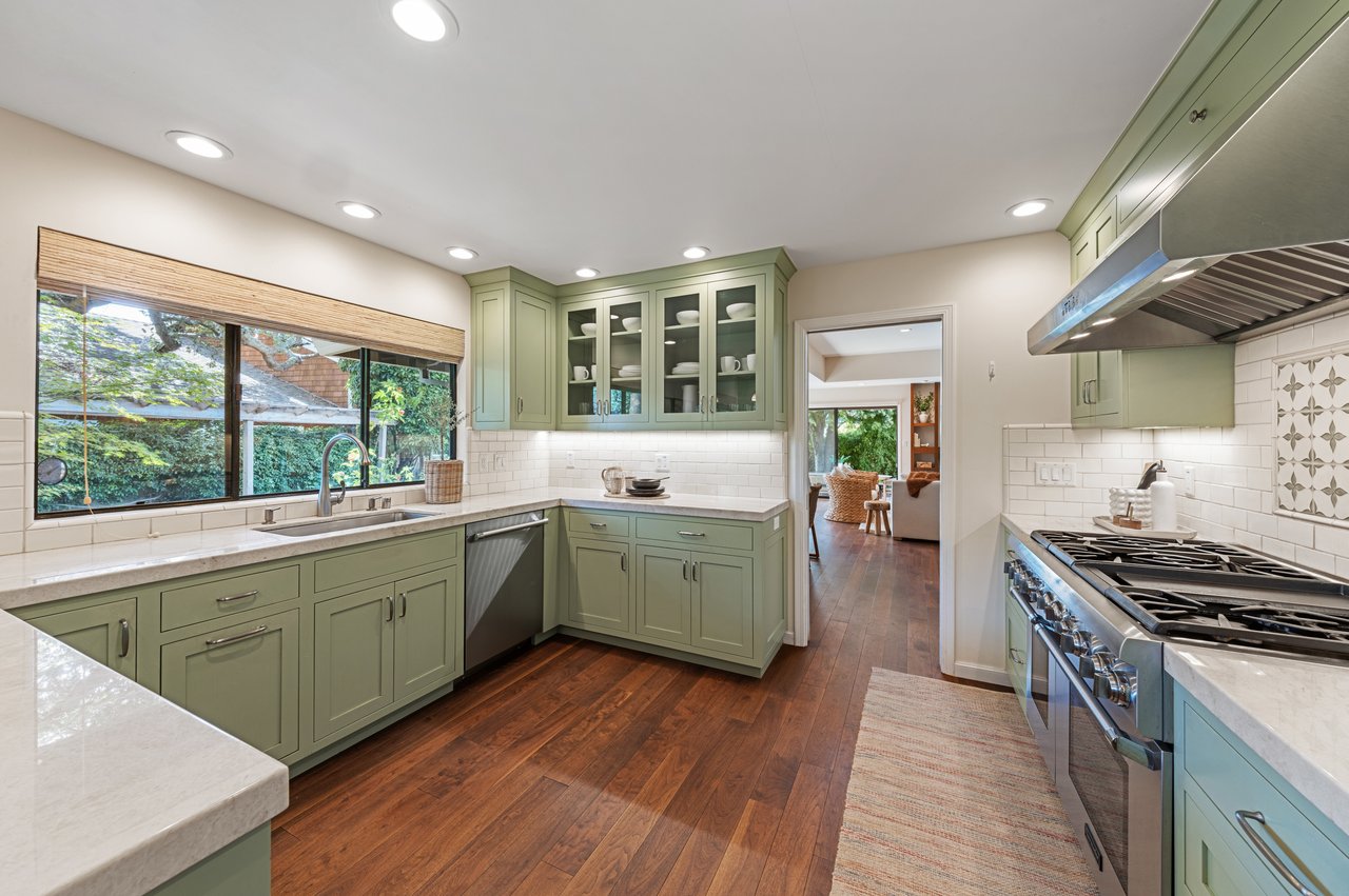 Inviting and Updated - Picturesque Grounds