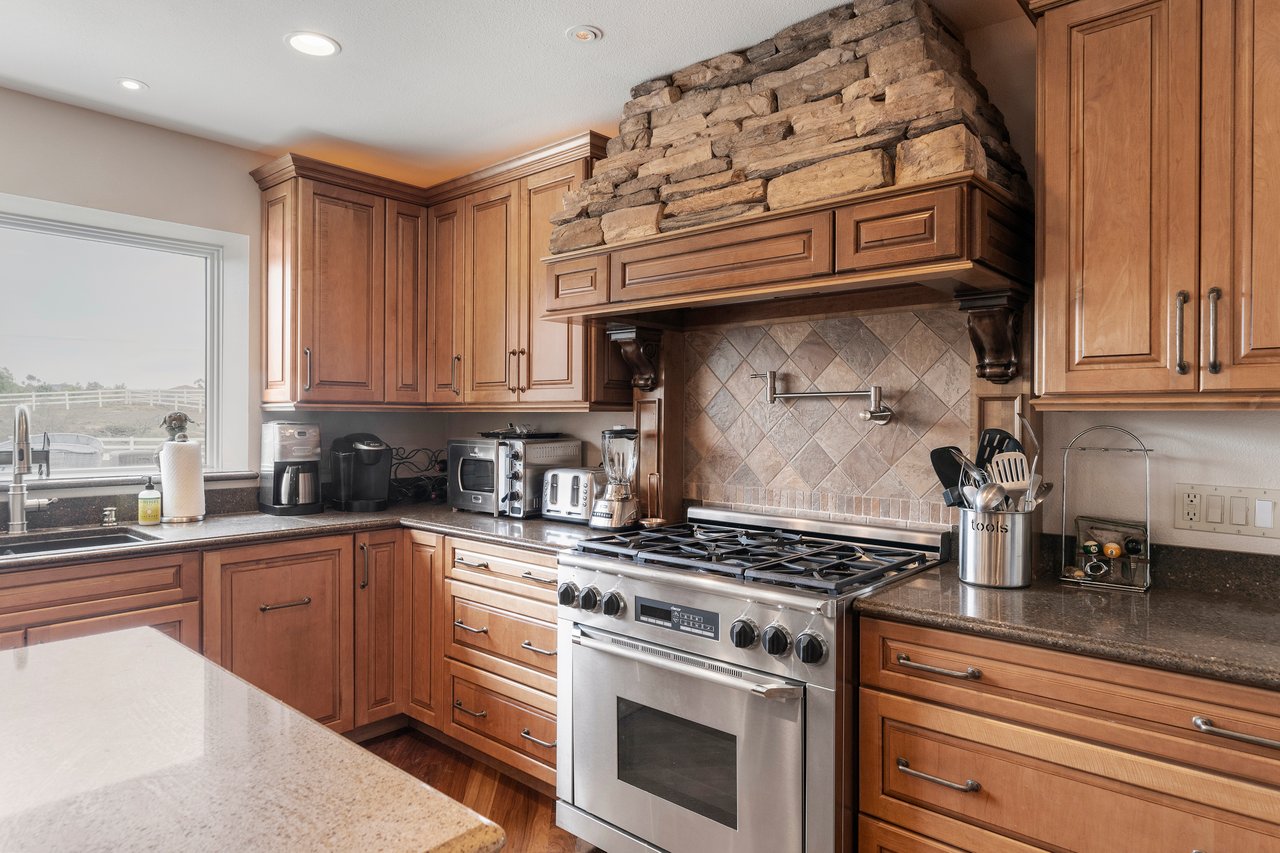 38405 Avenida La Cresta