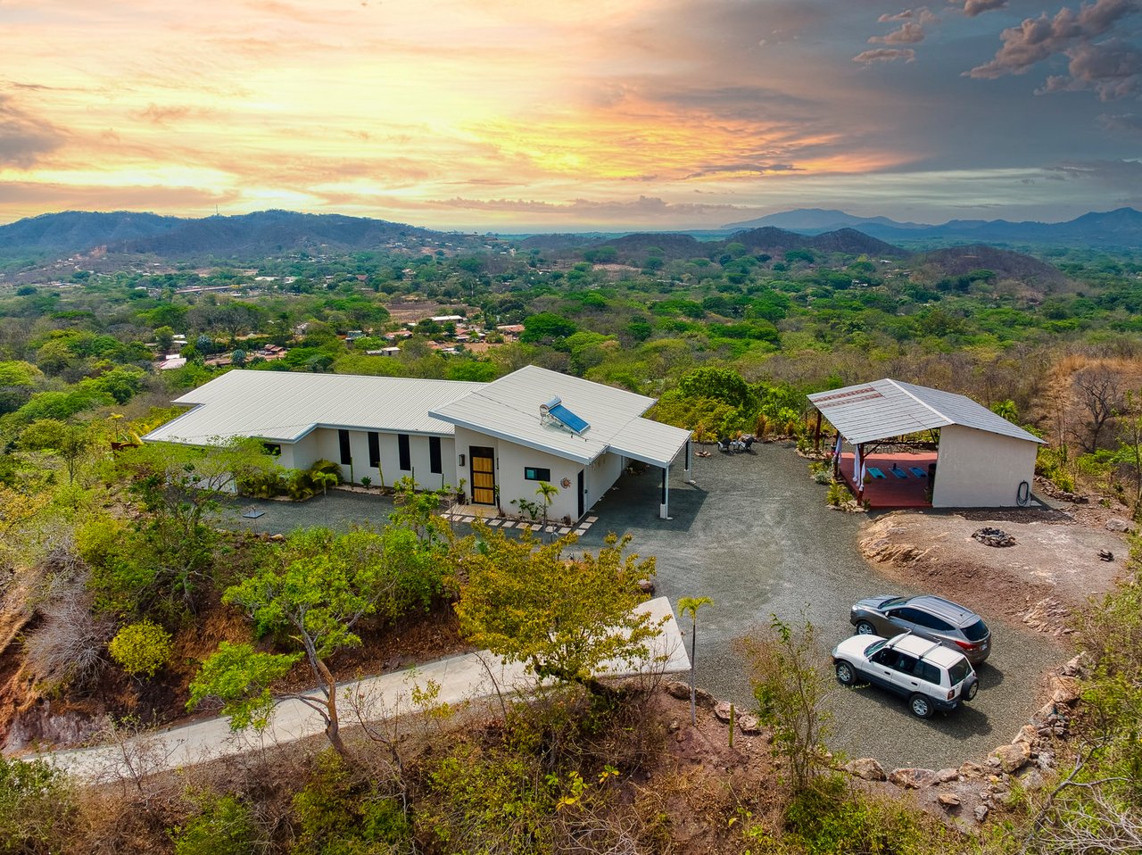 Finca Toltec | Majestic Mountaintop Ocean View Home + 4 Casitas | Ideal Retreat Centre!