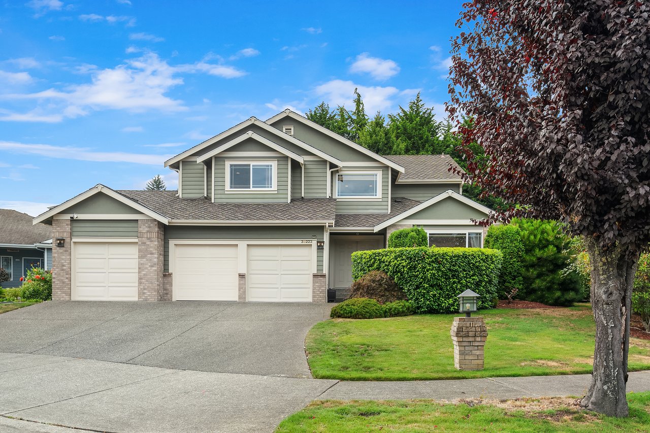 Immaculate & Inviting in Bellacarino Woods!