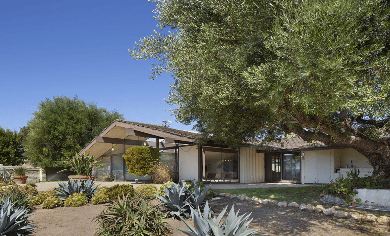 Woodland Hills home sales are closing faster and closer to asking price than a year ago. Debbie Pisaro reads the numbers.