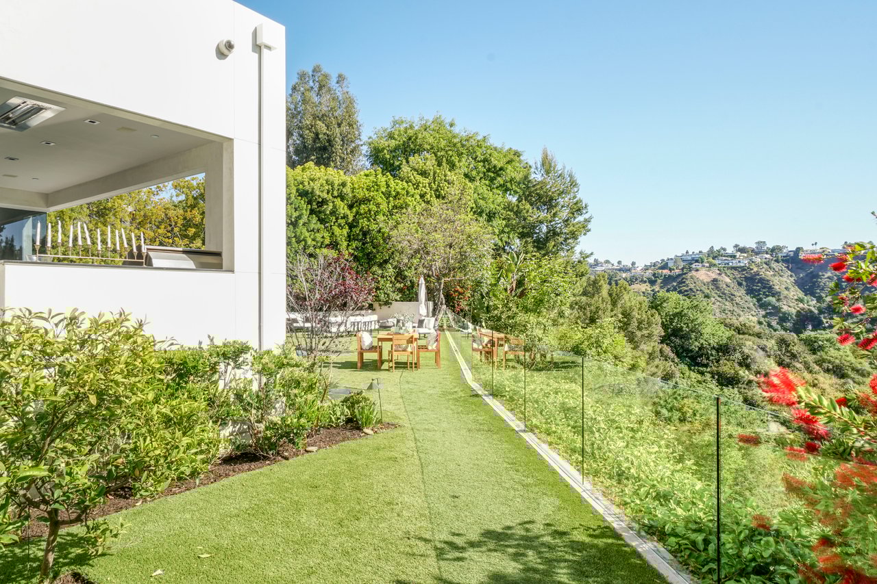 1116 Linda Flora Drive