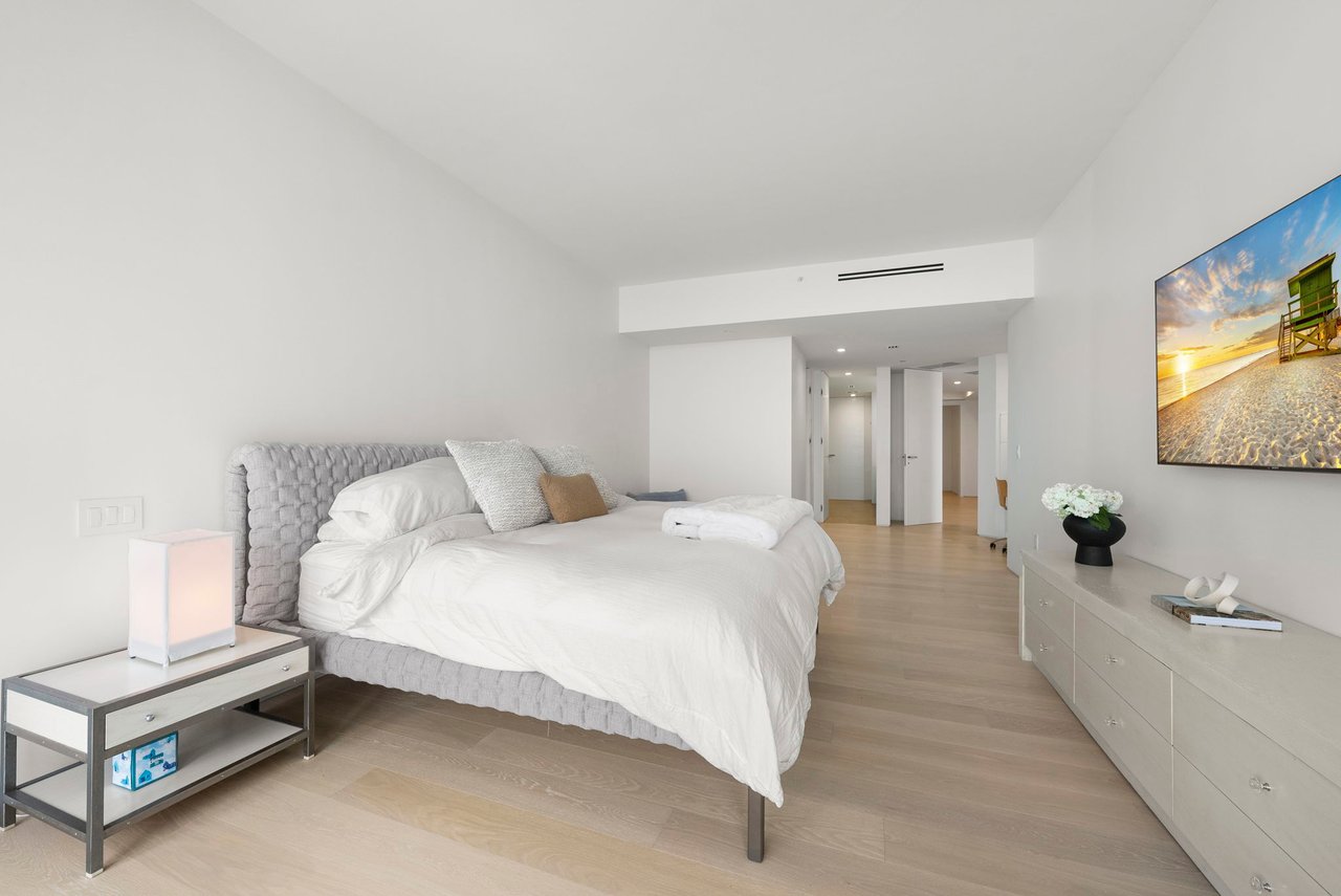 100 S Pointe Drive, Residence 1906/07