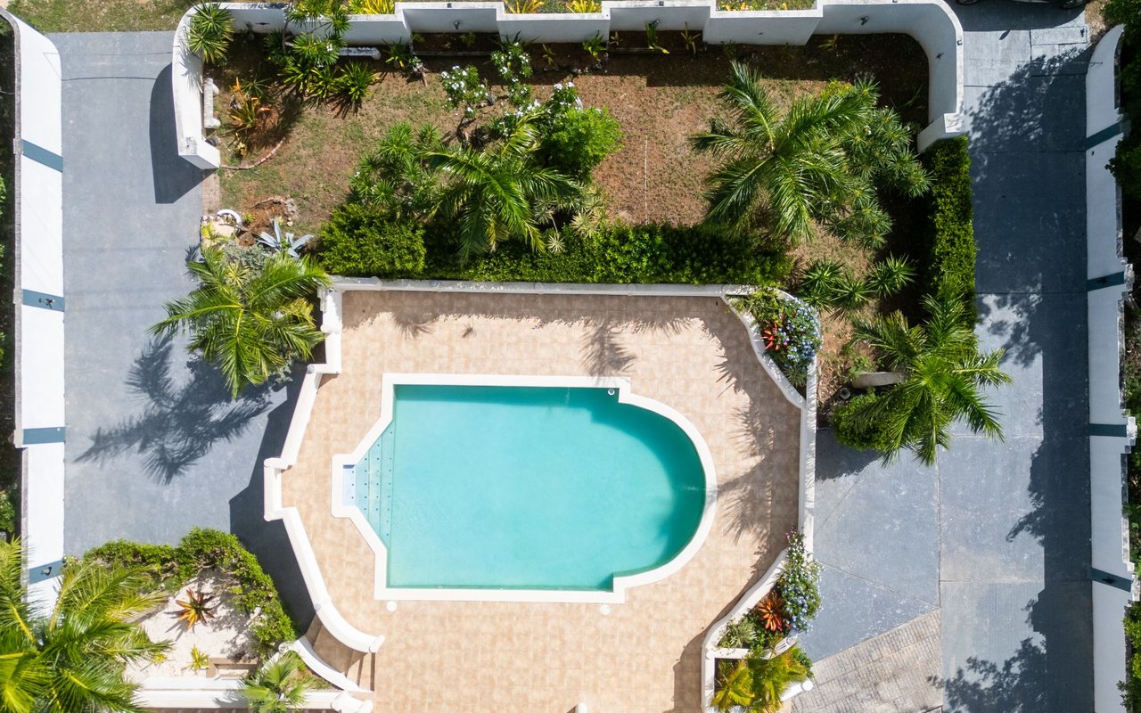 Resort Edge Villa / Les Sotto Voce