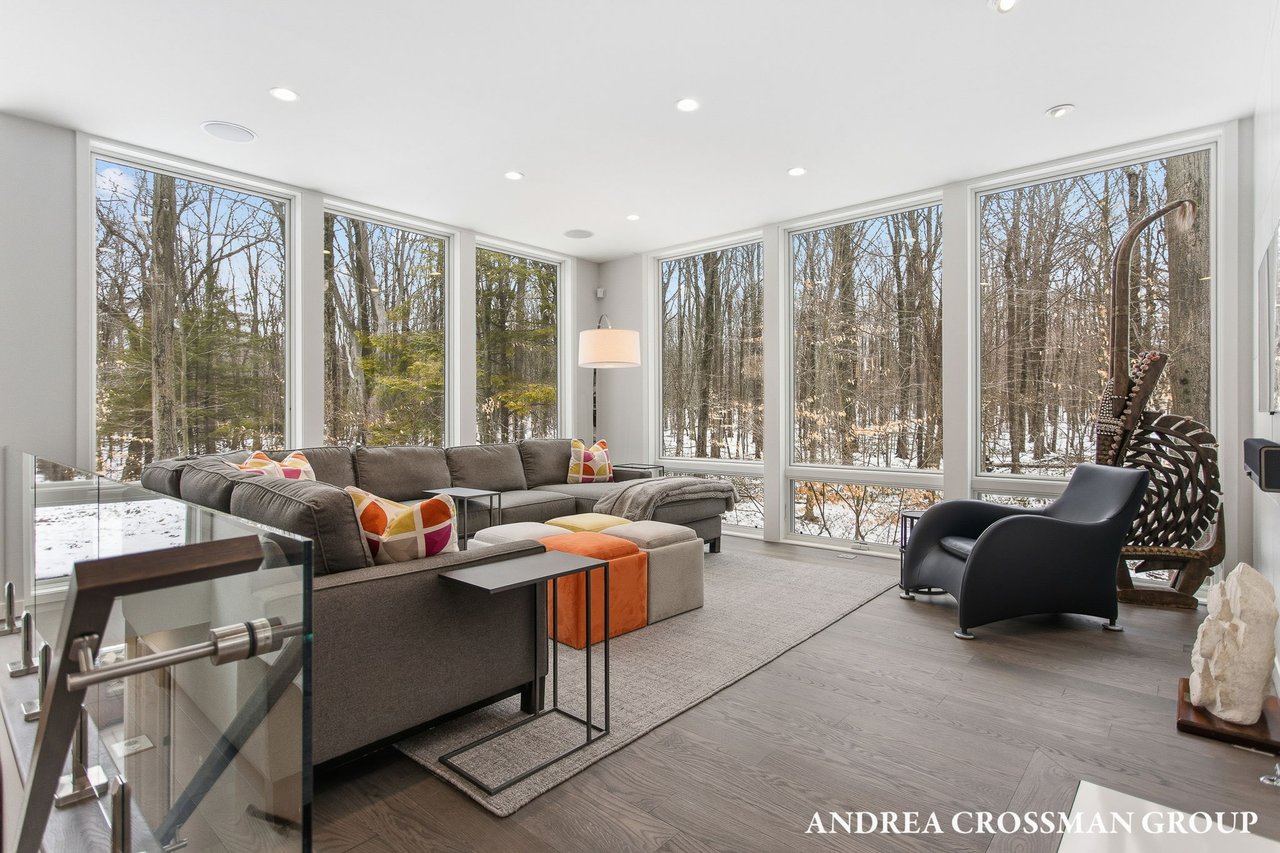 6919 Bendemeer Drive