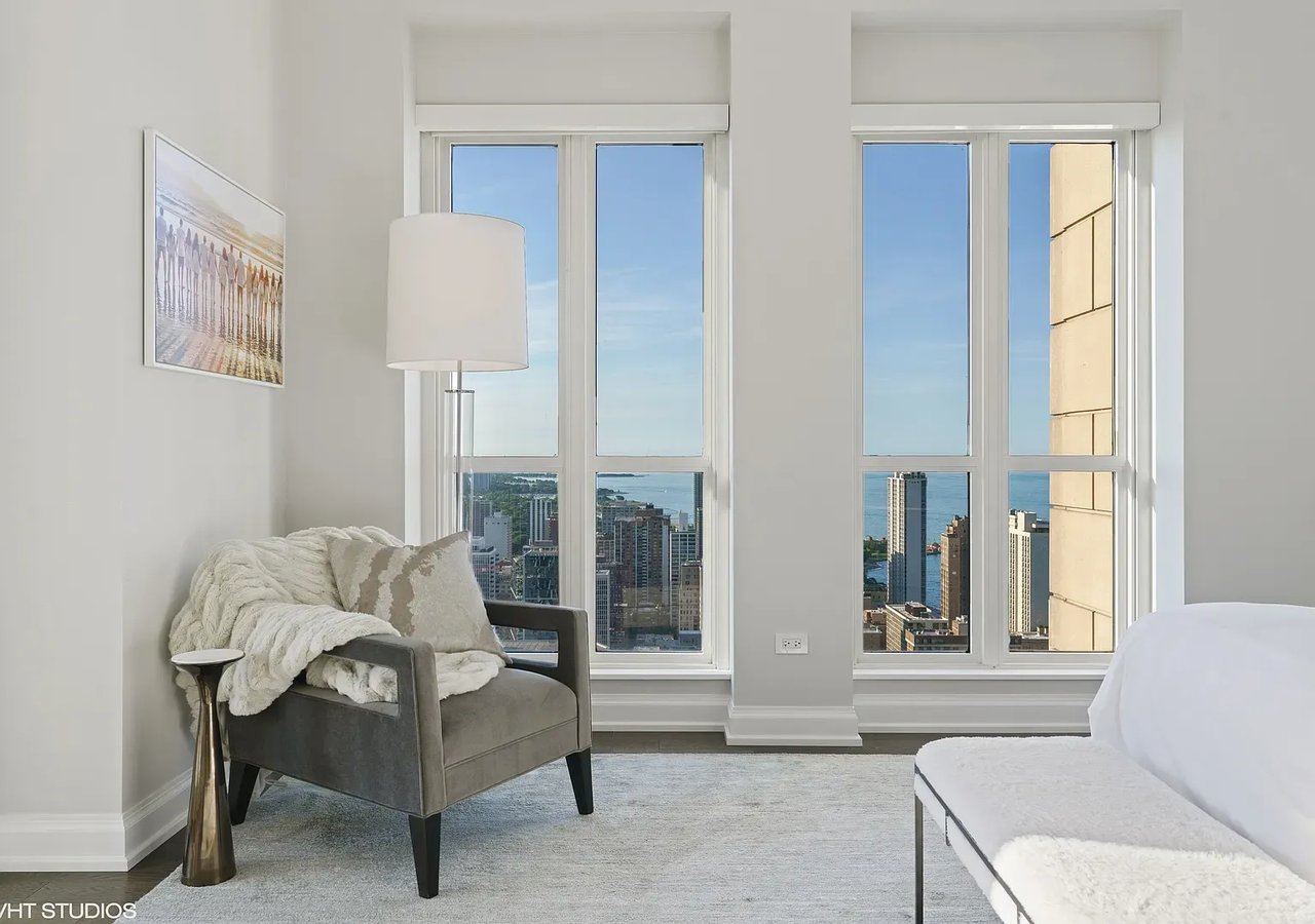 11 E Walton St APT 4202