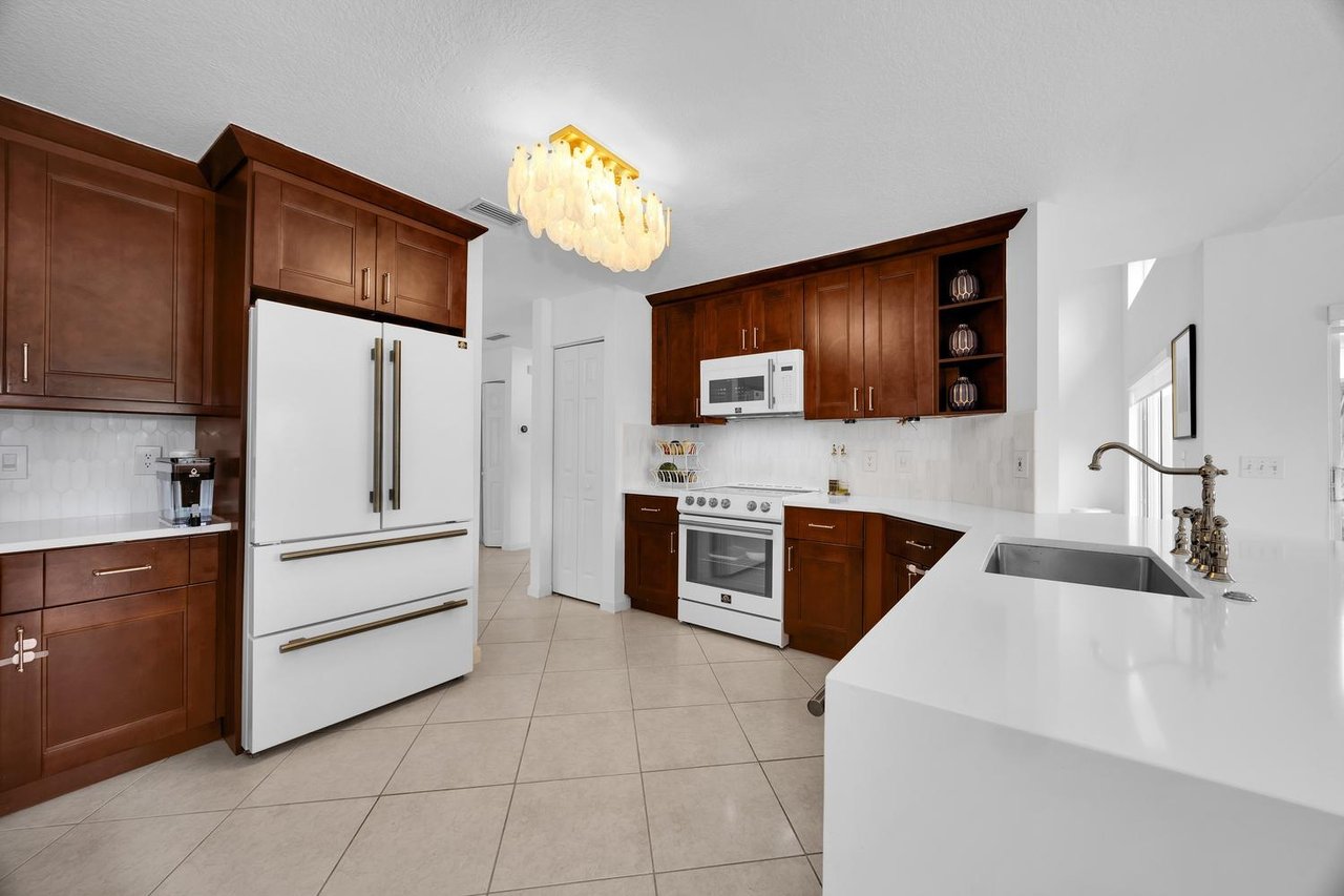 Lakefront Living in Silver Lakes