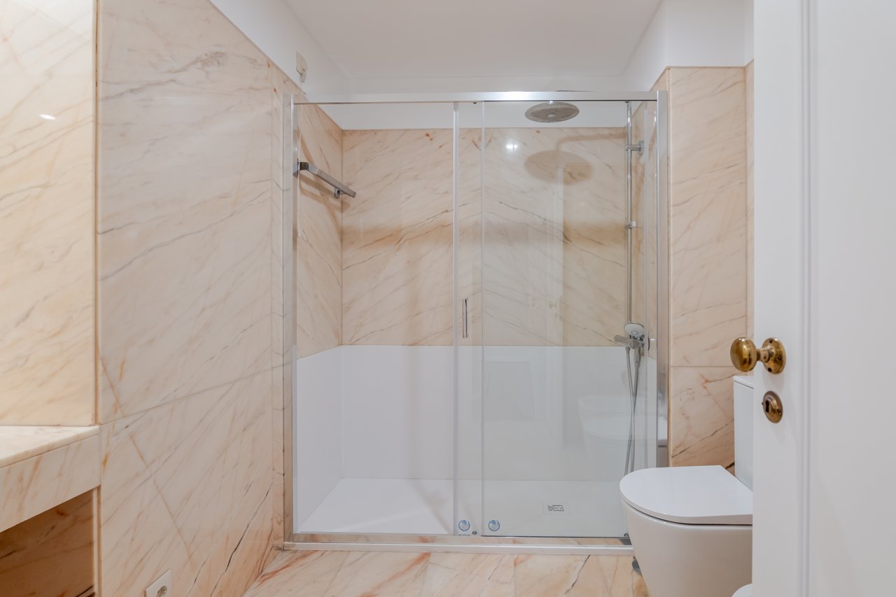 Luxury 5-Bedroom Apartment with Balcony & Private Garage in Foz do Douro, Porto