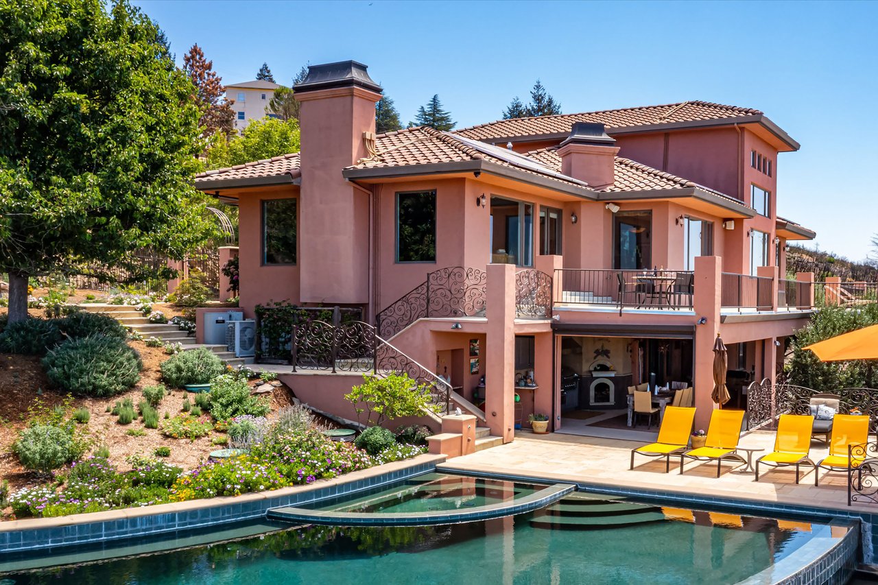 Luxurious Estate Above St. Helena