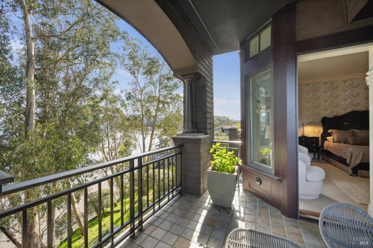 66 De Silva Island Drive
