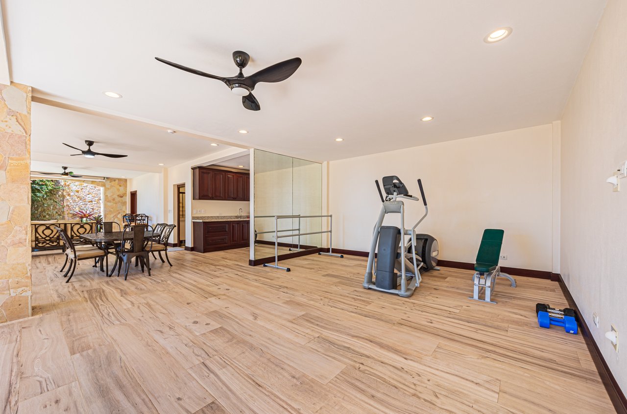 Nido Escondido, Playa Dominical