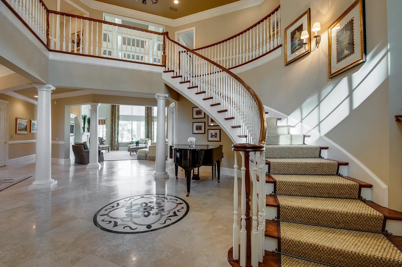 4 Knightsbridge Ln