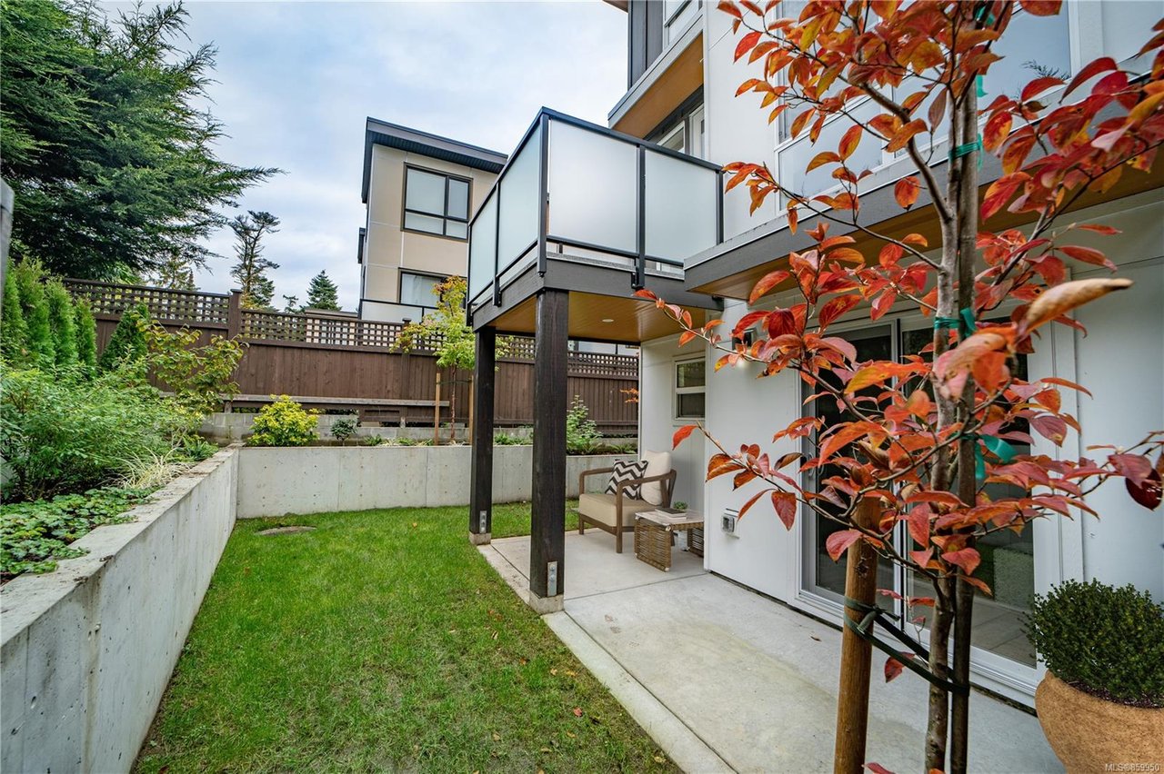 5-1052 Tillicum Rd