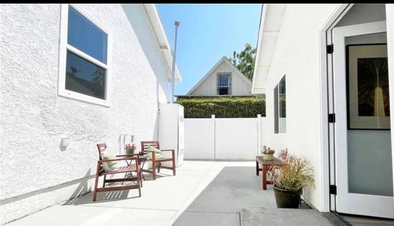 1731–1733 S New England St