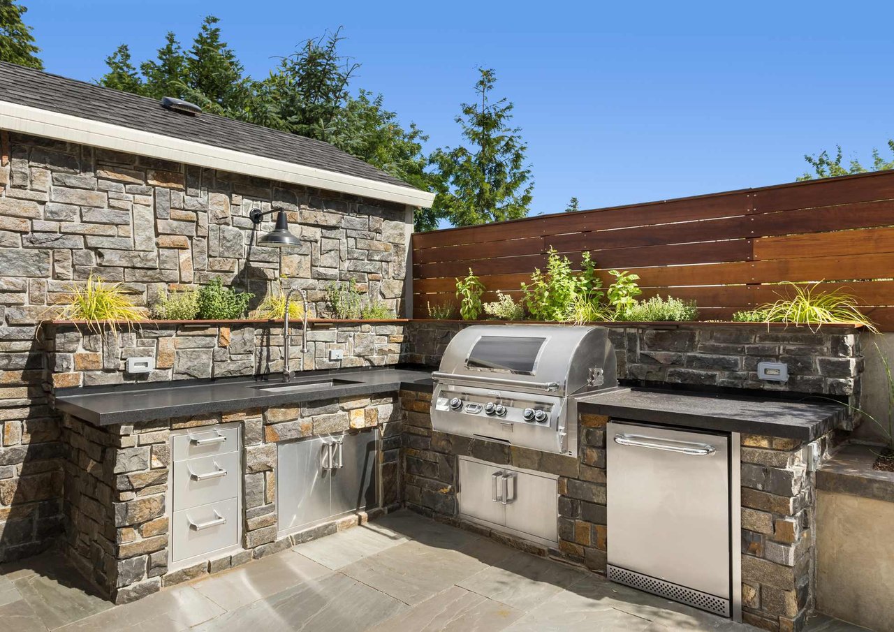 Outdoor Living Trends: Transforming Your Backyard Into an Oasis