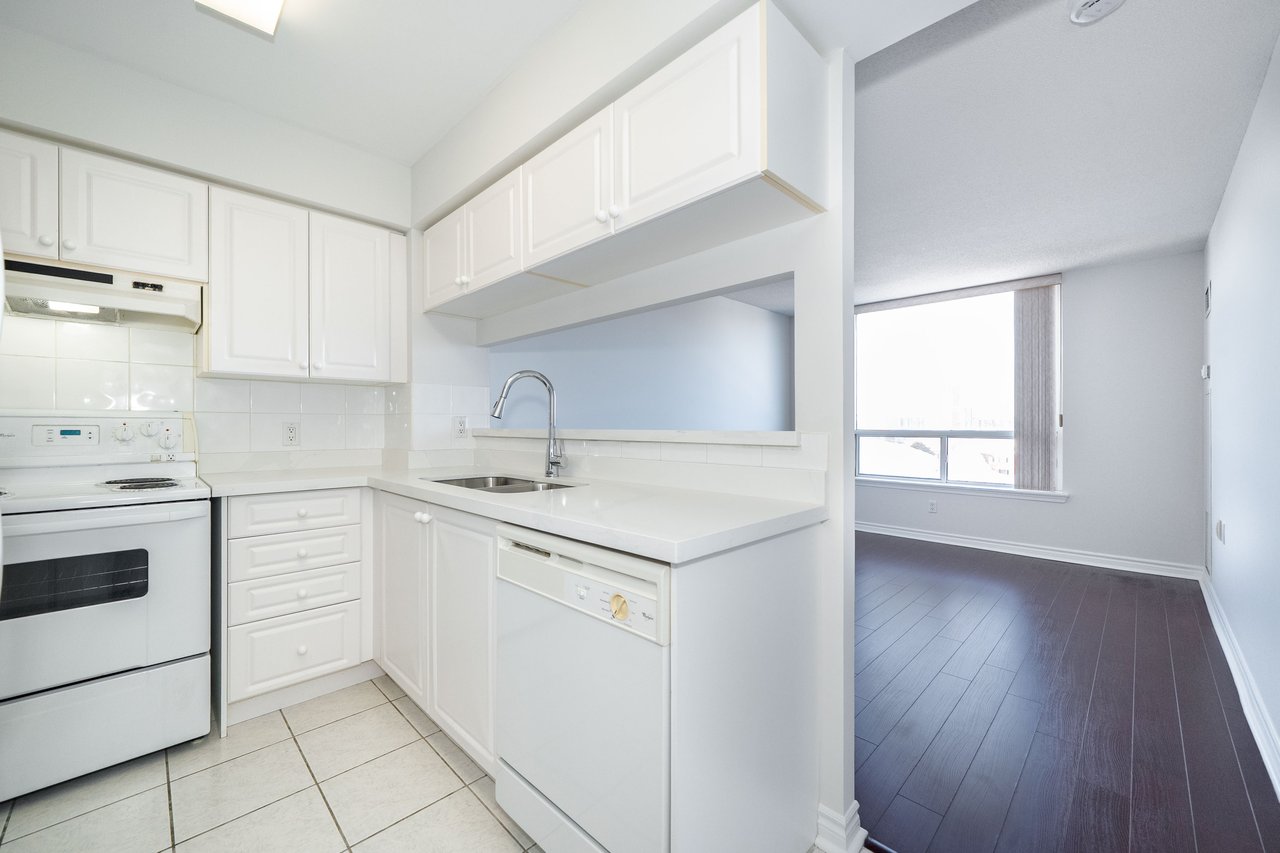 9015 Leslie Street, 807