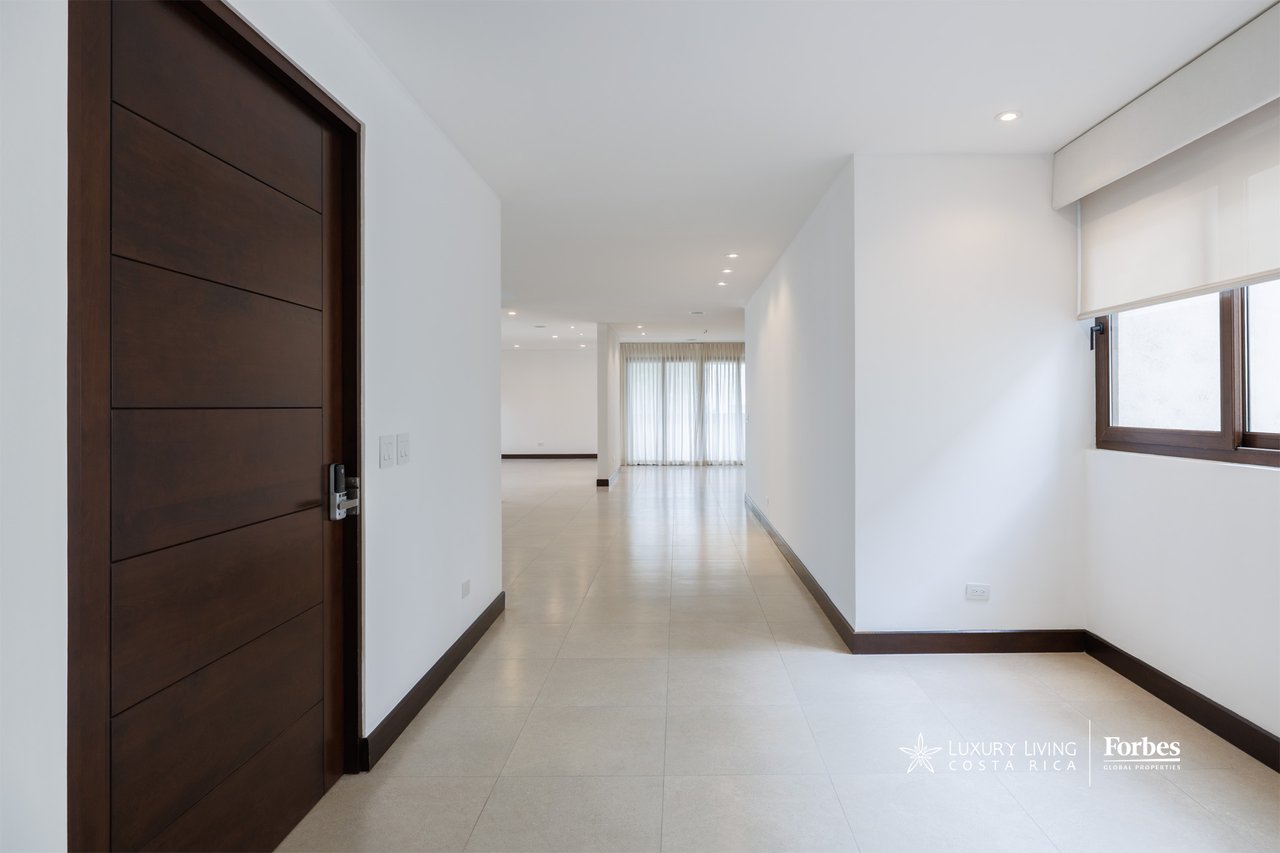 21475 - Modern apartment, 4 bedrooms + maid's quarters in Escazu for sale and rent