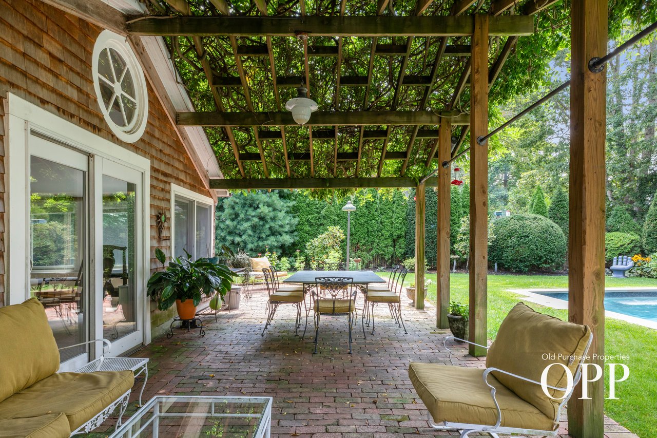 CEDAR-SHINGLED BEAUTY WITH POOL